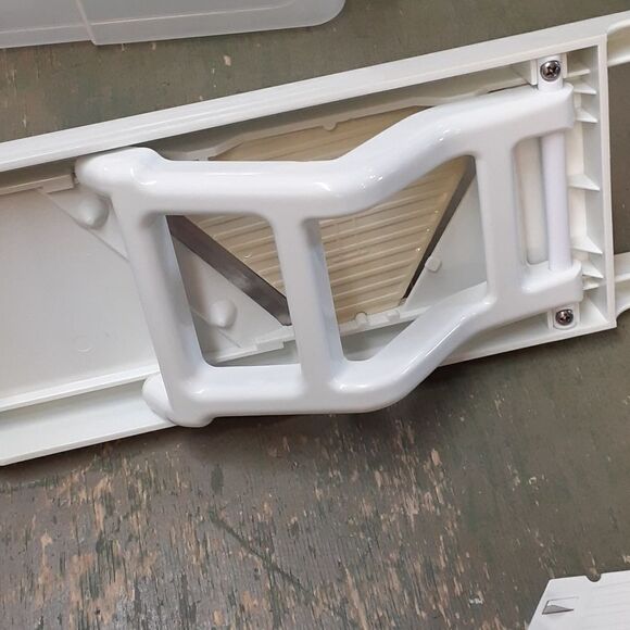 Bundle of Mandoline fruit and vegetable slicer with 3  blades & garlic mincer. - Picture 2 of 7